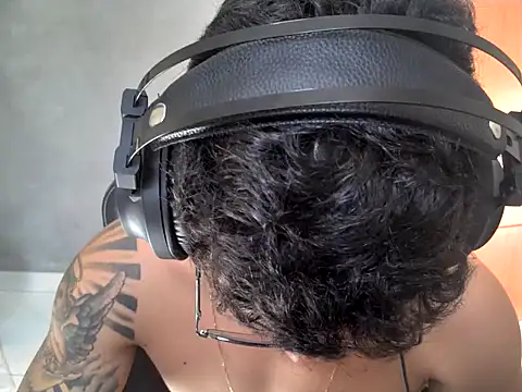 Gust027 online show from April 15, 2026, 4:33 pm