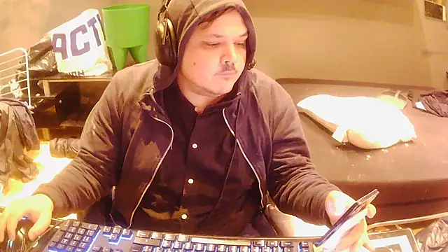 Bebemickey75 online show from November 23, 2025, 4:39 pm