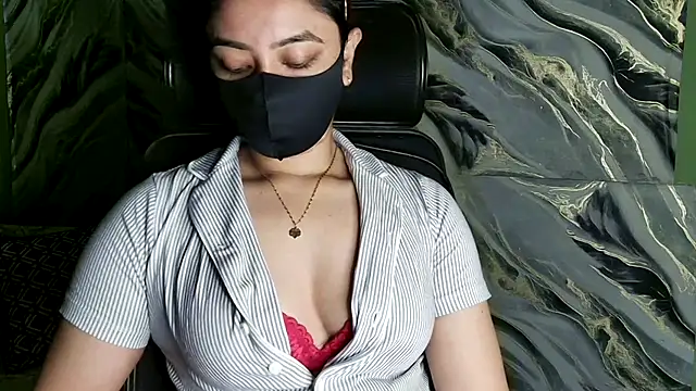 Snapshot of Sima--Roy chatting on November 18, 2025, 5:49 pm Sima--Roy online show from November 18, 2025, 5:49 pm