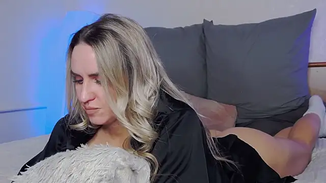 SofiJames online show from December 16, 2025, 6:50 am