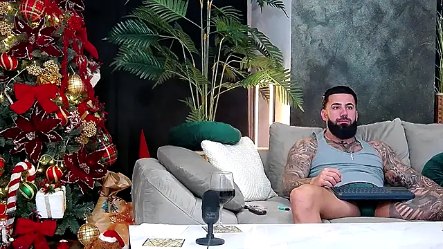 Snapshot of masterkingofmusclee chatting on December 17, 2025, 9:53 pm masterkingofmusclee online show from December 17, 2025, 9:53 pm