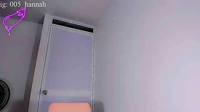 Snapshot of Hannahsmit chatting on October 3, 2025, 4:03 am Hannahsmit online show from October 3, 2025, 4:03 am