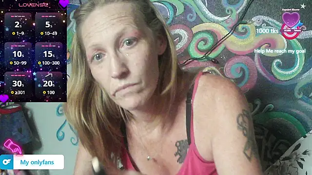 Snapshot of 4EyedSluttyGinger chatting on October 13, 2025, 9:27 pm 4EyedSluttyGinger online show from October 13, 2025, 9:27 pm