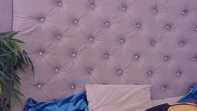 MeIisaLove online show from October 4, 2025, 7:48 pm