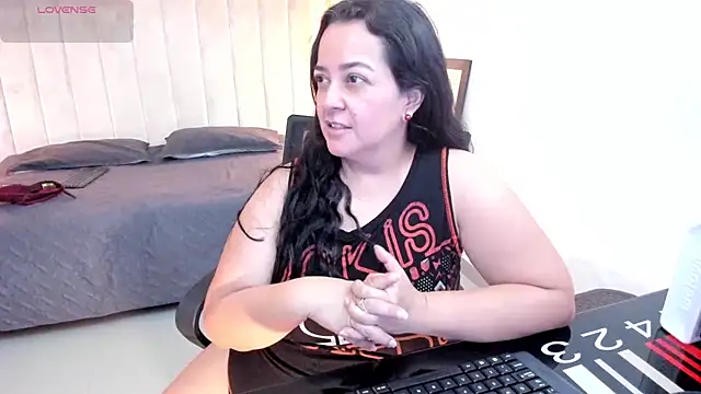 Snapshot of lucia_vonne_ chatting on February 28, 2026, 9:25 pm lucia vonne online show from February 28, 2026, 9:25 pm