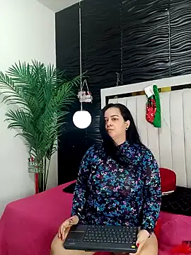 Snapshot of lucia_vonne_ chatting on December 23, 2024, 1:45 pm lucia vonne online show from December 23, 2024, 1:45 pm