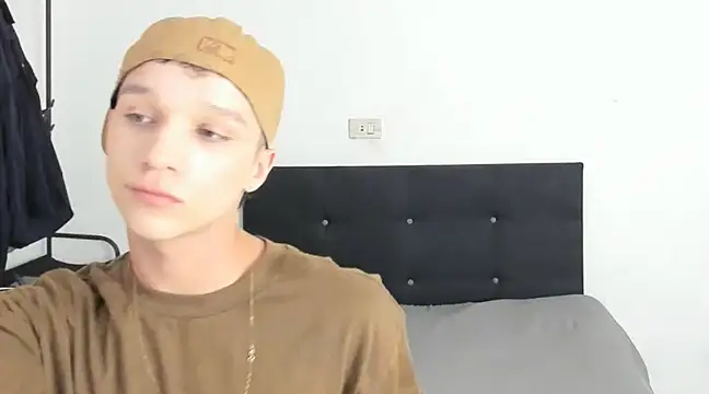 angelcortes online show from December 23, 2024, 10:01 pm