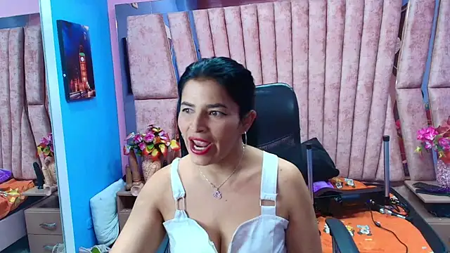 Snapshot of HornySkinny26 chatting on November 14, 2025, 5:33 am HornySkinny26 online show from November 14, 2025, 5:33 am