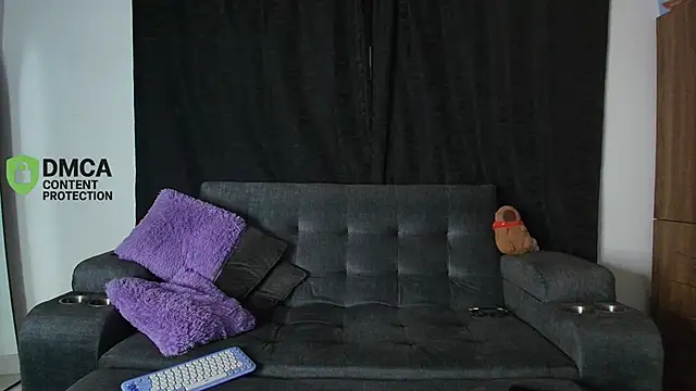 yungelitamor  online show from April 20, 2026, 5:32 am