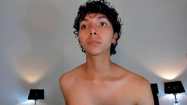 Snapshot of xhenisa_ chatting on March 13, 2025, 2:05 am xhenisa online show from March 13, 2025, 2:05 am