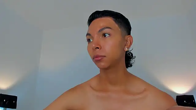 xhenisa  online show from April 29, 2026, 4:55 pm