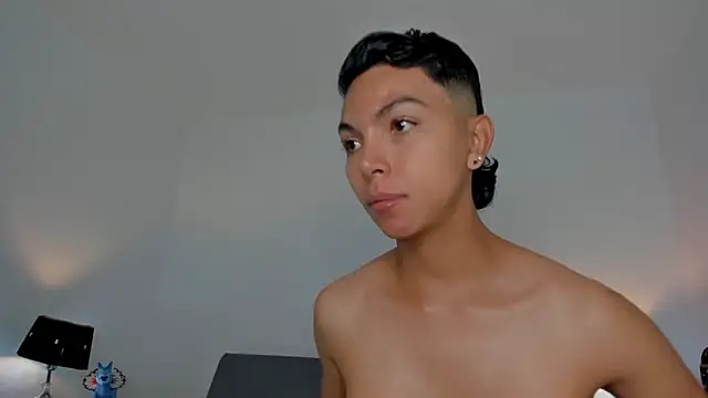 Snapshot of xhenisa_ chatting on February 2, 2026, 5:23 pm xhenisa online show from February 2, 2026, 5:23 pm