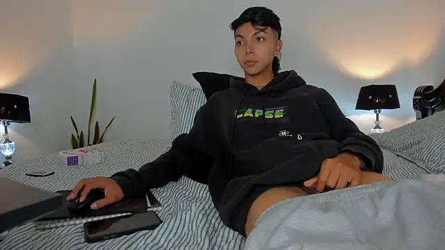 Snapshot of xhenisa_ chatting on February 16, 2026, 12:20 am xhenisa online show from February 16, 2026, 12:20 am