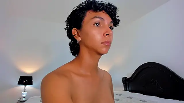 Snapshot of xhenisa_ chatting on February 22, 2025, 9:48 pm xhenisa online show from February 22, 2025, 9:48 pm