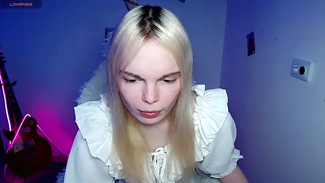 Snapshot of Emily_Nyaffee chatting on December 15, 2025, 10:37 pm Emily Nyaffee online show from December 15, 2025, 10:37 pm