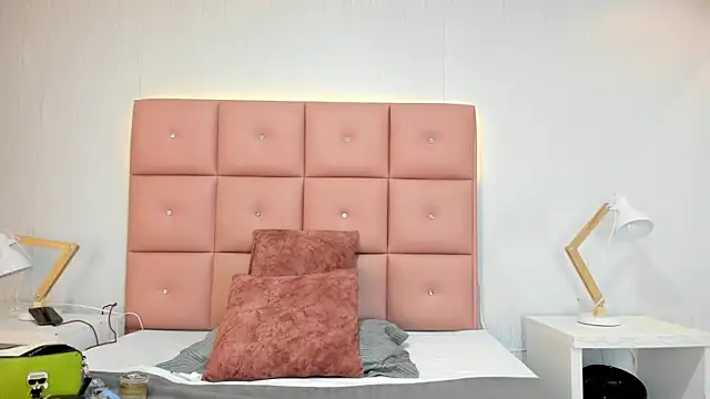 lhiamfit online show from December 4, 2025, 3:55 pm