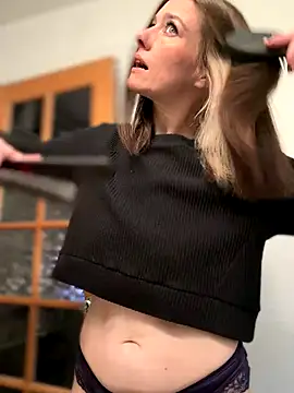 Snapshot of LadyLena1 chatting on November 1, 2025, 6:13 pm LadyLena1 online show from November 1, 2025, 6:13 pm