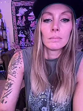 ItsDanniG online show from March 11, 2025, 6:08 pm