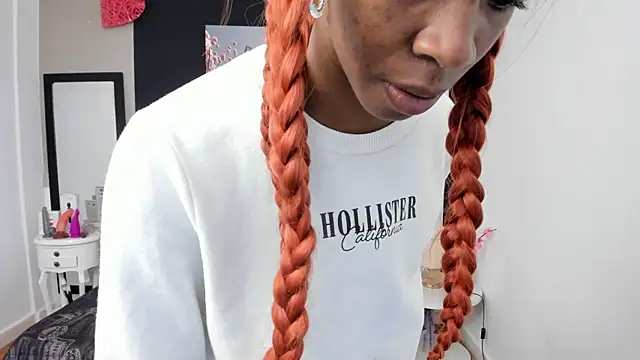 Shanelle   online show from September 30, 2025, 2:01 pm