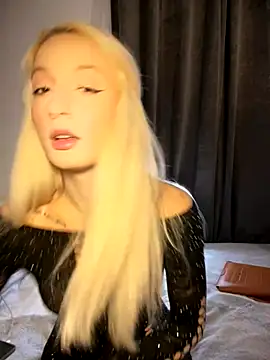 Snapshot of Ella_Charm chatting on November 20, 2025, 5:13 pm Ella Charm online show from November 20, 2025, 5:13 pm