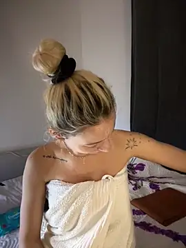 Snapshot of Ella_Charm chatting on October 24, 2025, 3:33 pm Ella Charm online show from October 24, 2025, 3:33 pm