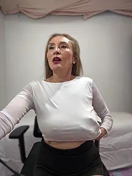 lilian prada online show from November 2, 2025, 7:52 pm