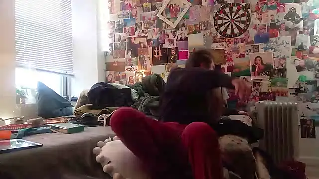 Snapshot of DownstairsSky chatting on January 31, 2025, 1:02 pm DownstairsSky online show from January 31, 2025, 1:02 pm