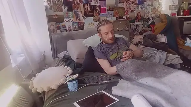 Snapshot of DownstairsSky chatting on March 14, 2025, 5:13 pm DownstairsSky online show from March 14, 2025, 5:13 pm