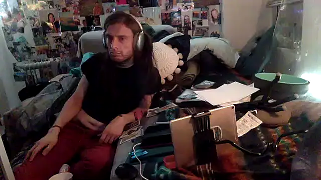 Snapshot of DownstairsSky chatting on January 31, 2025, 5:51 am DownstairsSky online show from January 31, 2025, 5:51 am