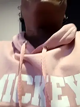 Snapshot of Coco_Kiss chatting on October 27, 2025, 7:04 pm Coco Kiss online show from October 27, 2025, 7:04 pm