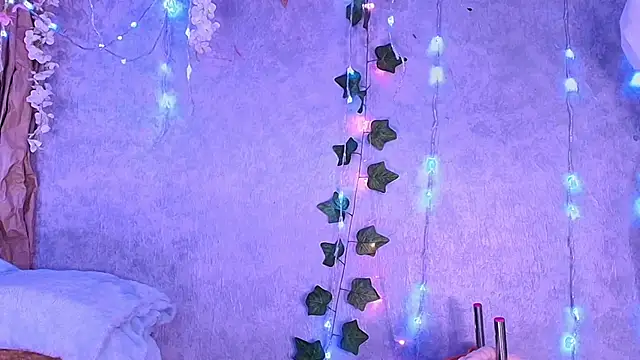 Snapshot of Cloe_Leee chatting on December 19, 2025, 5:21 am Cloe Leee online show from December 19, 2025, 5:21 am