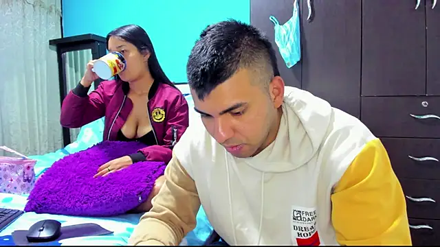 Snapshot of 2ScarletandRyan8 chatting on November 28, 2025, 10:04 am 2ScarletandRyan8 online show from November 28, 2025, 10:04 am