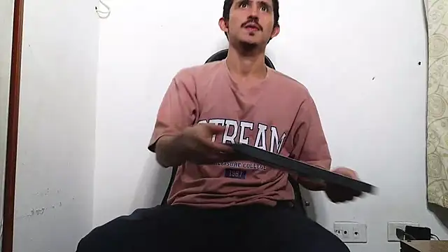 Snapshot of HomeAloneK chatting on February 17, 2026, 7:22 pm HomeAloneK online show from February 17, 2026, 7:22 pm