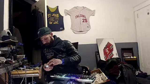 Snapshot of sledge901 chatting on February 2, 2025, 2:17 am sledge901 online show from February 2, 2025, 2:17 am