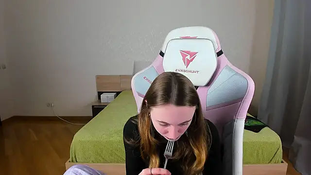 Snapshot of Cowell_Adelina chatting on November 29, 2025, 9:31 am Cowell Adelina online show from November 29, 2025, 9:31 am