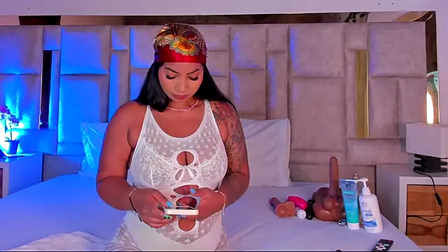 Miss Abigail  online show from November 24, 2025, 1:11 pm