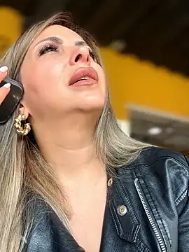 Snapshot of _Abril-Office1 chatting on February 12, 2026, 3:23 pm Abril-Office1 online show from February 12, 2026, 3:23 pm