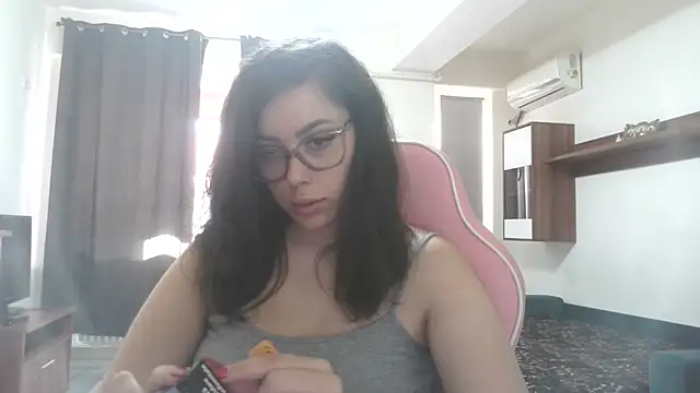 LovelyJulliette online show from June 3, 2026, 2:33 pm