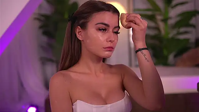 Snapshot of KaylaBray chatting on October 29, 2025, 4:33 am KaylaBray online show from October 29, 2025, 4:33 am