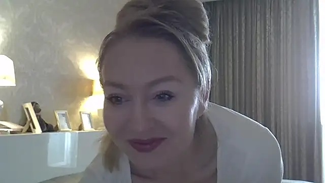 ZarinaSwift online show from October 14, 2025, 4:13 am