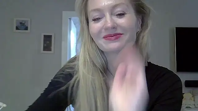 ZarinaSwift online show from October 18, 2025, 11:12 am