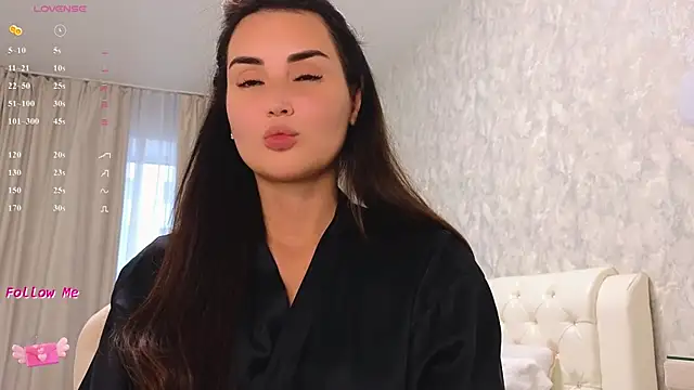 LaraSkinny online show from July 6, 2026, 1:18 pm