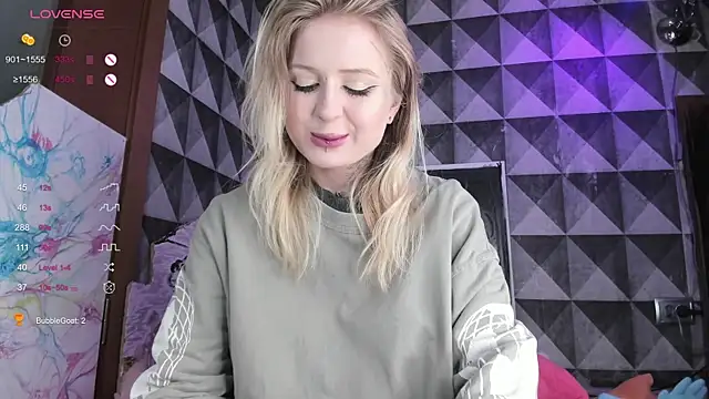 Snapshot of little_grinch666 chatting on April 11, 2026, 7:28 pm little grinch666 online show from April 11, 2026, 7:28 pm