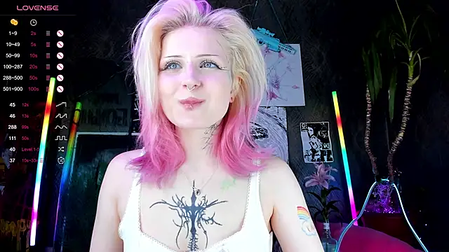 Snapshot of little_grinch666 chatting on March 12, 2025, 11:54 pm little grinch666 online show from March 12, 2025, 11:54 pm