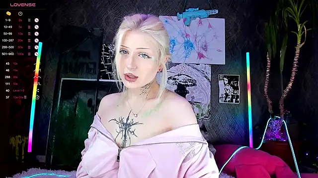 Snapshot of little_grinch666 chatting on February 25, 2025, 8:11 pm little grinch666 online show from February 25, 2025, 8:11 pm