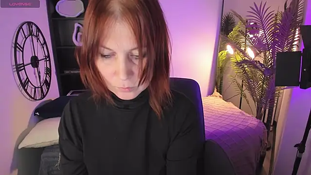 Snapshot of ZoeEast chatting on October 22, 2025, 1:54 pm ZoeEast online show from October 22, 2025, 1:54 pm