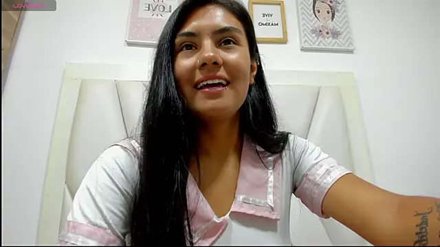 atilanadiaz7 online show from April 15, 2026, 5:17 pm