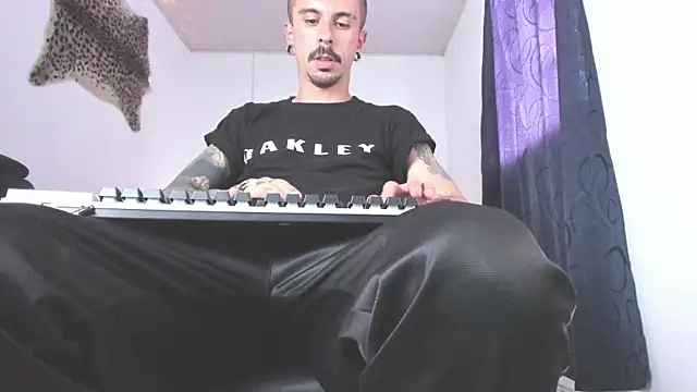 Aaron BigDickxxx online show from June 1, 2026, 8:41 pm