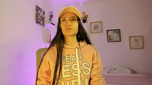 Snapshot of _Caroliinee_ chatting on February 16, 2025, 1:58 am Caroliinee online show from February 16, 2025, 1:58 am