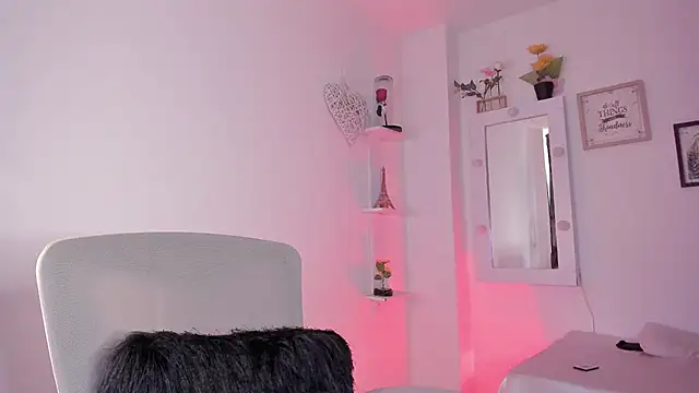 Snapshot of _Caroliinee_ chatting on October 2, 2025, 6:33 pm Caroliinee online show from October 2, 2025, 6:33 pm